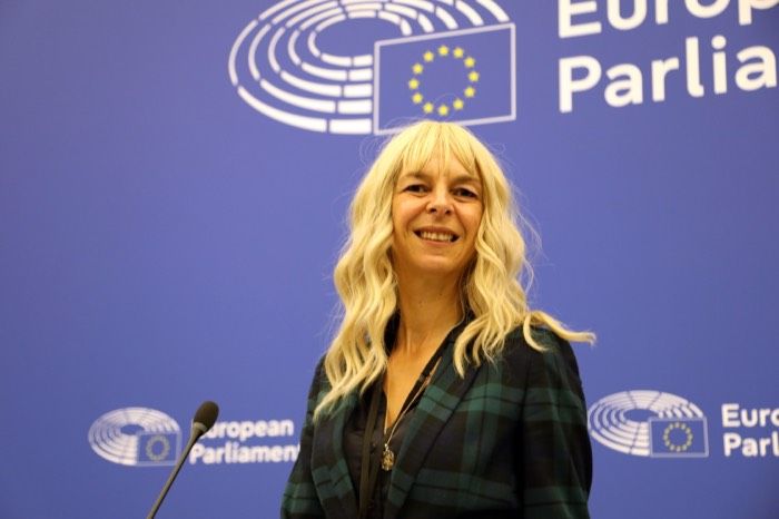 Yasmin Schwarze vor der Pressewand des Europäischen Parlaments in Straßburg